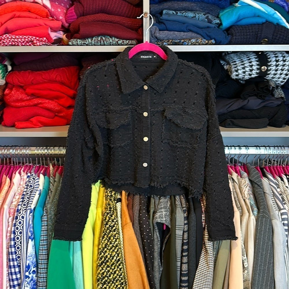 Etiquette black cropped distressed long sleeve shacket size S